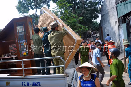 Lực lượng chức năng của TP Hạ Long giúp người dân di chuyển đồ đạc