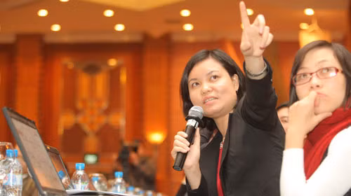 Bà Nguyễn Thị Thu Trang - phó trưởng ban pháp chế VCCI, thành viên nhóm nghiên cứu chỉ số MEI 2011 - trình bày kết quả xếp hạng các bộ ngành - Ảnh: Quốc Tuấn