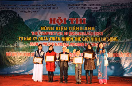 Đồng chí Nguyễn Thị Thu Hà, Phó Bí thư Tỉnh đoàn trao giải cho các em học sinh