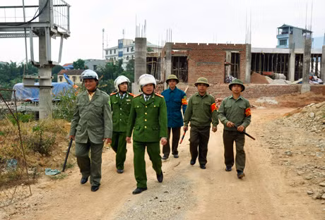 Lực lượng trật tự viên, công an huyện Bình Liêu phối hợp tuần tra bảo vệ các công trình trọng điểm trên địa bàn.