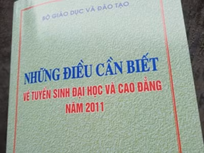 Cuốn Những điều cần biết về tuyển sinh đại học, cao đẳng 2011.