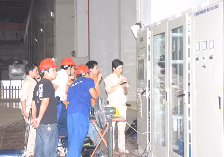 Kiểm tra các thông số kỹ thuật của tổ máy trước khi vận hành. Ảnh: Chinhphu.vn