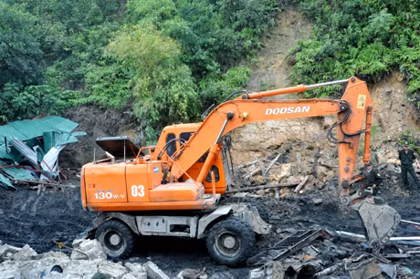 Một lò khai thác than trái phép tại phường Cao Xanh (TP Hạ Long) bị lực lượng chức năng đánh sập trong tháng 12.