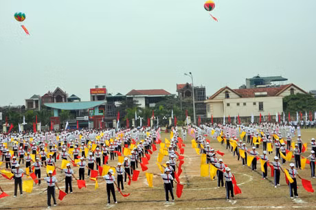 Màn múa cờ đồng diễn
