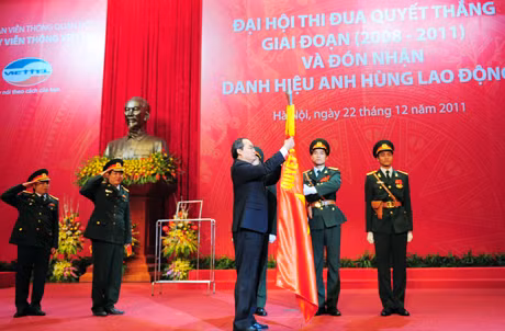 Phó Thủ tướng Chính phủ Nguyễn Thiện Nhân gắn danh hiệu Anh hùng Lao động lên lá cờ truyền thống của Công ty.