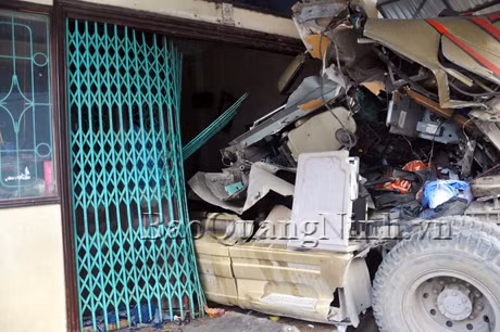 Xe container đâm thẳng vào nhà dân