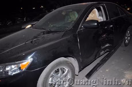 Cửa, kính xe ô tô Camry bị xe máy đâm vỡ tung