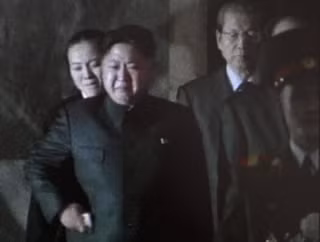Đại tướng Kim Jong Un khóc thương cha.