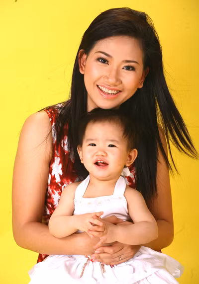 Nữ MC và con gái. Để luôn trẻ trung, đẹp mặn mà, Mỹ Vân dùng tinh chất mầm đậu nành và collagen(có trong viên uống Bảo Xuân) từ lúc mới chớm 30.