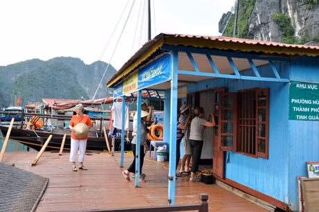 Khách du lịch tham quan lớp học tại làng chài Vông Viêng.