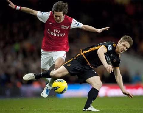 Wolves (đen) đã ngáng chân khi Arsenal tưởng như sẽ trở lại Top 4.