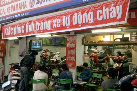 Dịch vụ khắc phục xe tự động cháy được đánh giá là cách "ăn theo" khá thức thời của cửa hàng sửa chữa, bảo dưỡng xe máy nói trên. Ảnh: Hà Đan.