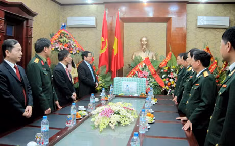  Đồng chí Phạm Minh Chính, Uỷ viên TƯ Đảng, Bí thư tỉnh uỷ chúc mừng lãnh đạo Bộ Tư lệnh Quân khu 3