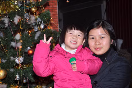 Gia đình hạnh phúc bên cây thông noel
