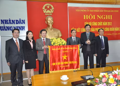 Đồng chí Nguyễn Văn Đọc, Chủ tịch UBND tỉnh trao cờ đơn vị dẫn đầu thi đua năm 2010 của Chính phủ cho Văn phòng UBND tỉnh.
