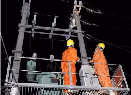 Công nhân ngành Điện kiểm tra và cải tạo hệ thống lưới điện nông thôn.