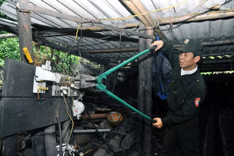 Qua nguồn tin tố giác của nhân dân, lực lượng chức năng của thành phố tổ chức triệt phá một cửa lò khai thác than trái phép tại phường Cao Xanh.