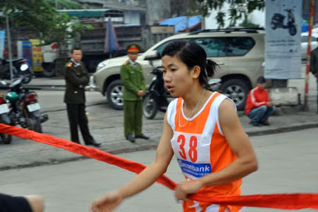 Khoảng khắc của người cán đích đầu tiên