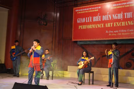 Ban nhạc “Alma Vênzolana” biểu diễn tại Trường Cao đẳng Văn hoá, nghệ thuật và du lịch Hạ Long.