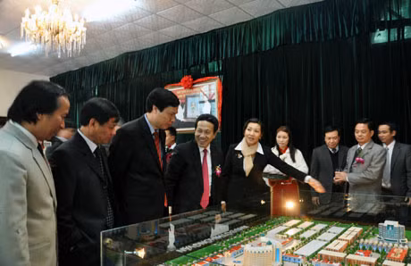Các đại biểu tham quan mô hình Khu đô thị Hồng Vận.