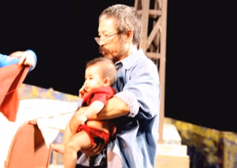 Đạo diễn Lê Hùng đang chỉ đạo diễn xuất, bé Cẩm Đan sắp vào vai em bé trong phần diễn