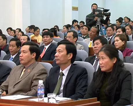 Các đồng chí lãnh đạo tỉnh tham dự chương trình.