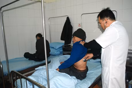 Các thầy thuốc ở Khoa nhiễm khuẩn (Bệnh viện đa khoa Cẩm Phả) chăm sóc bệnh nhân.