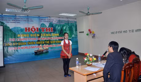  các em học sinh rất tự tin với tài hùng biện tiếng Anh của mình