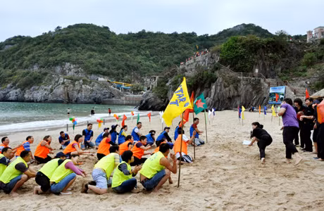 Khách du lịch tham gia chơi Team buiding.