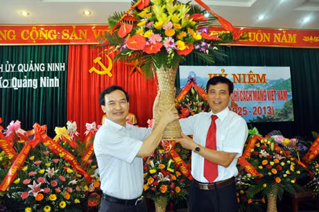 Đại diện Liên đoàn Lao động tỉnh chúc mừng Báo Quảng Ninh.