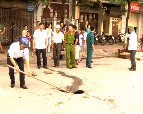Hố tử thần xuất hiện ngay giữa lòng đường