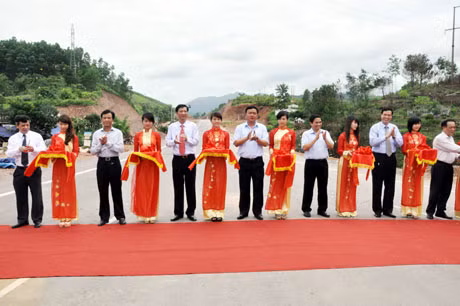 Các đồng chí lãnh đạo Bộ GTVT và lãnh đạo tỉnh Quảng Ninh cắt băng khánh thành đường Quốc lộ 18C.