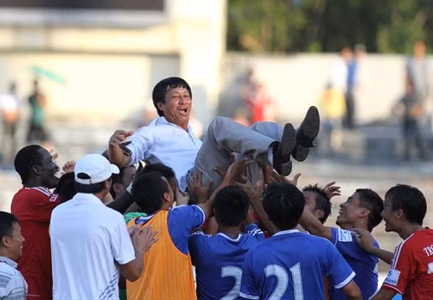 HLV Vũ Quang Bảo và các học trò ăn mừng chiến tích thăng hạng V-League. Ảnh: Nam Phi