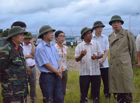 Đồng chí Nguyễn Đức Long, Phó Bí thư Tỉnh ủy, Chủ tịch HĐND tỉnh kiểm tra một số tuyến đê trên địa bàn TP Móng Cái.