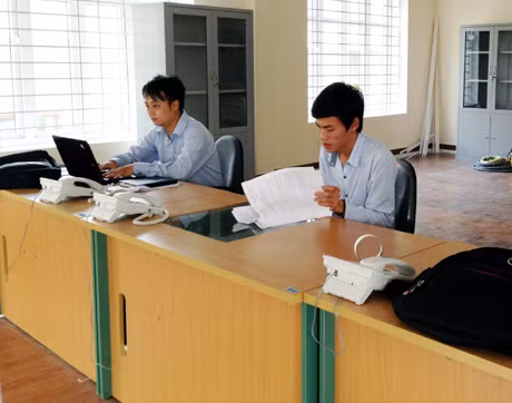 Cán bộ đơn vị tư vấn gói đấu nối, sử dụng thiết bị internet đang hoàn thiện các nội dung cuối cùng.