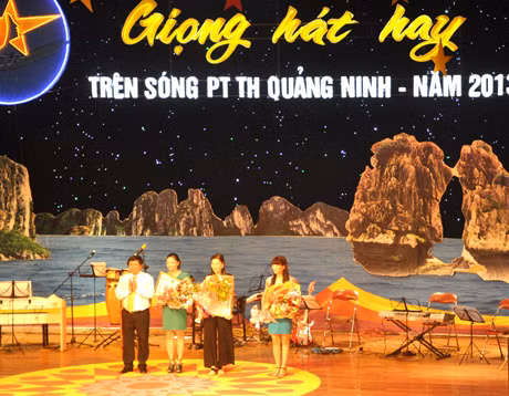 Ban tổ chức trao Giấy khen cho các đoàn Trường Cao đẳng VHNT-DL Hạ Long, TP Hạ Long và Công ty Than Hòn Gai vì đã có thành tích tốt tham gia Hội thi.