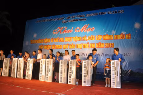 Cũng Văn hóa thiếu nhi tỉnh tặng 10 đàm óc gan cho Nhà thiếu nhi huyện Tiên Yên và Hải Hà.