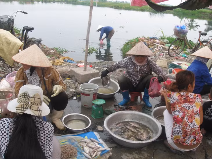 Vào những ngày mưa, nước mưa cộng với nước thải cuốn theo rác thải của khu chợ chảy tràn lan ra sông bốc mùi hôi thối nồng nặc cả một vùng. Tuy vậy, bình thường các tiểu thương vẫn múc nước dưới dòng sông ô nhiễm để dùng.