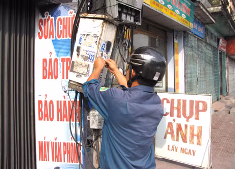 Bóc quảng cáo rác dán trên các cột điện dọc QL 18
