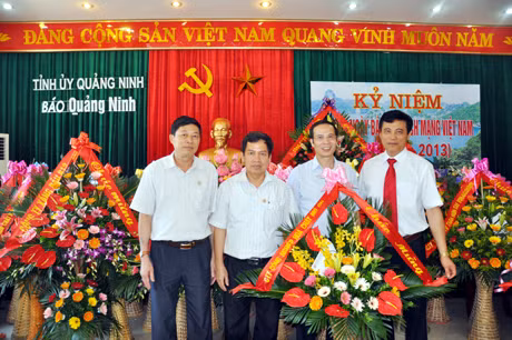 Đại diện Công ty công nghiệp hóa chất mỏ chúc mừng Báo Quảng Ninh.
