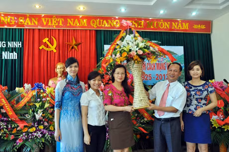 Đại diện Sở Giáo dục và Đào tạo chúc mừng Báo Quảng Ninh.