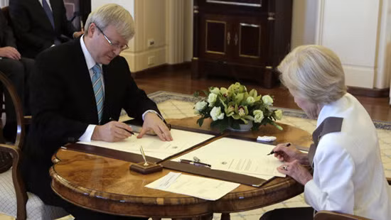 Tân Thủ tướng Australia Kevin Rudd (trái) và Toàn quyền nước này (ảnh: AP)