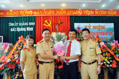 Đại diện Phòng CSGT Công an tỉnh tặng hoa chúc mừng Báo Quảng Ninh.