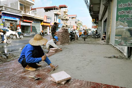 Lát gạch vỉa hè, chỉnh trang đô thị ở thị trấn Mạo Khê (Đông Triều). Ảnh: Mạnh hùng (CTV)
