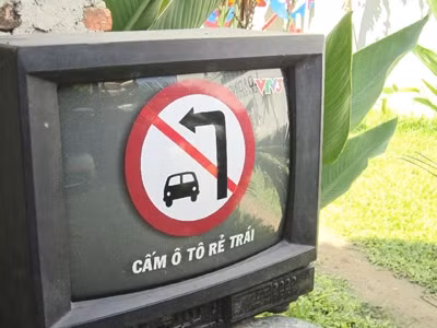 Chiếc TV mô phỏng trước mỗi chương trình phát sóng, ĐTH sẽ đưa lên một loại biển báo để giúp khán giả dễ học và nhớ.