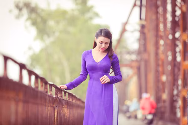 Trong dịp ra Hà Nội vào tháng 5 với tiết trời mát mẻ, cô đã cùng ê kíp thực hiện bộ ảnh áo dài trên cây cầu Long Biên.