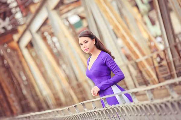 Trong dịp ra Hà Nội vào tháng 5 với tiết trời mát mẻ, cô đã cùng ê kíp thực hiện bộ ảnh áo dài trên cây cầu Long Biên.