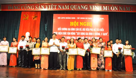 Đồng chí Nguyễn Đức Long, Phó Bí thư Tỉnh ủy, Chủ tịch HĐND tỉnh chụp ảnh lưu niệm cùng các gia đình cán bộ, hội viên, phụ nữ tiêu biểu trong thực hiện cuộc vận động “Xây dựng gia đình 5 không, 3 sạch”
