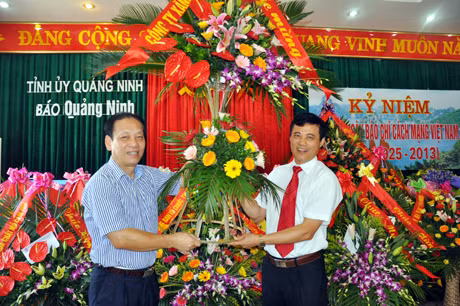 Đại diện Công ty CP xăng dầu B12 chúc mừng Báo Quảng Ninh.