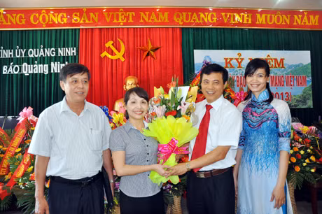 Đại diện Cục thuế tỉnh chúc mừng Báo Quảng Ninh.